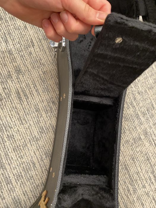 Twardy pokrowiec FENDER