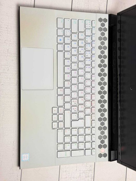 Alienware M17 R2 i7-9750H RTX 2070 Max-Q 8gb 144hz ssd 512 16ram ddr4