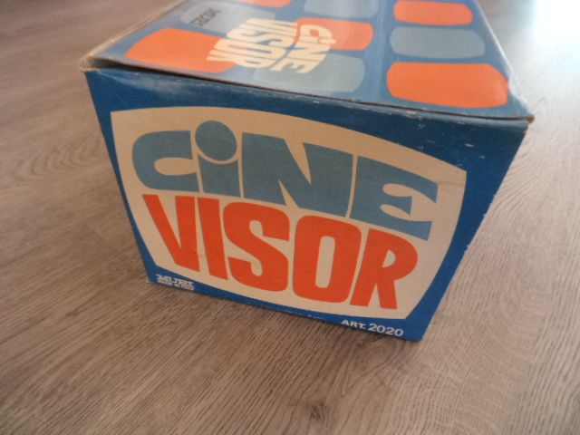 Cinevisor Mupi na caixa com imagem Hanna Barbera