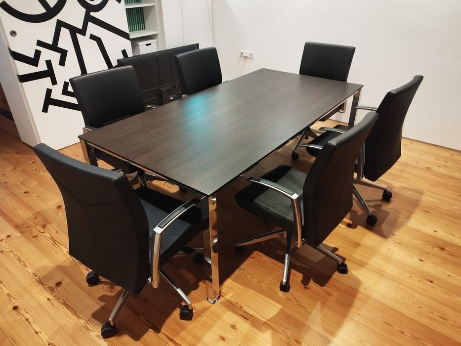 Mesa de reuniões e cadeiras executivas