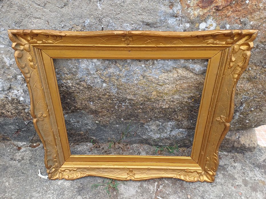 Moldura antiga em madeira dourada