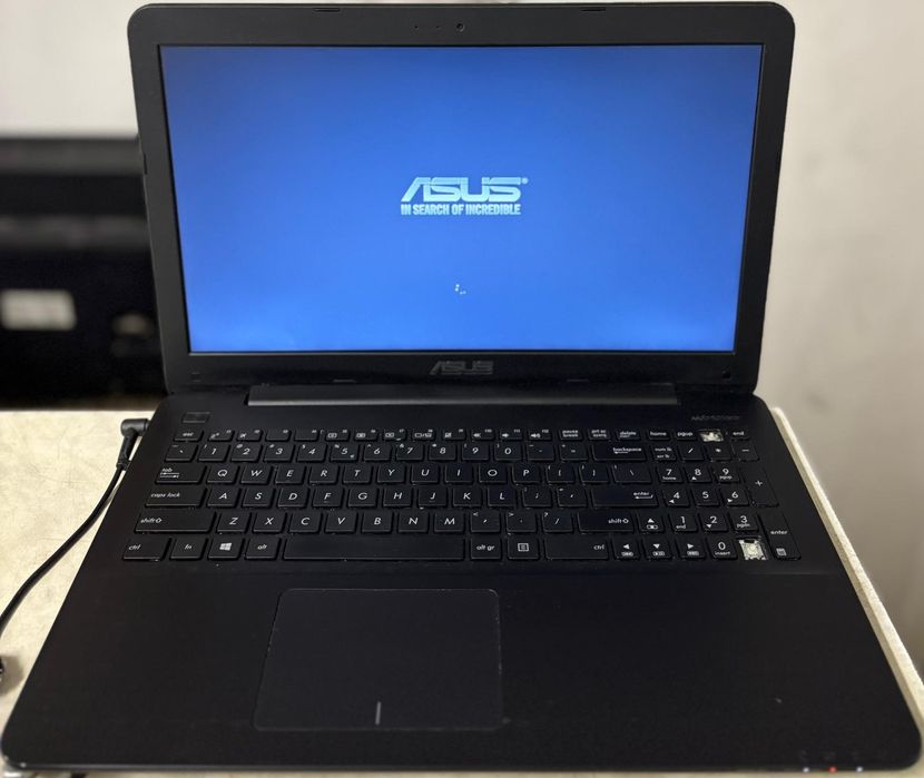 Laptop Asus F555L z zasilaczem