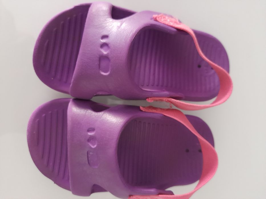Sandália de borracha ideal para piscina, em exelente estado