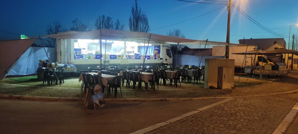 Negócio de comidas e bebidas em feiras e festas em plena atividade