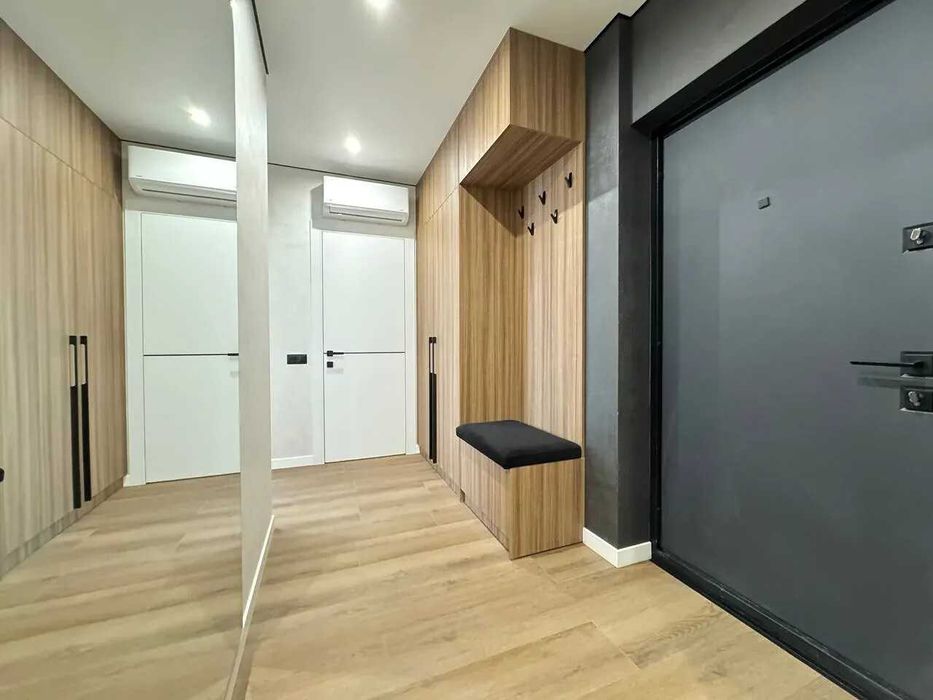 Продам! Двокімнатна з кухнею-вітальнею та великим балконом Біля річки!