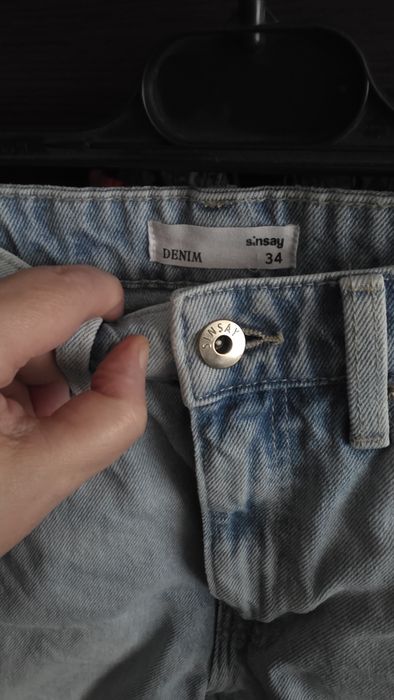 Spodenki szorty jeansowe damskie z dziurami Sinsay 34.