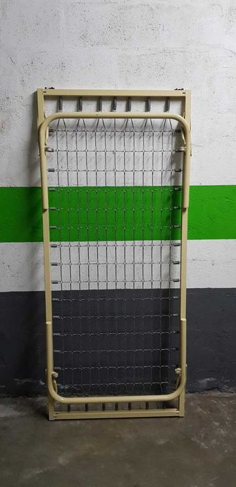 Estrado solteiro (desdobrável) e colchão incluído