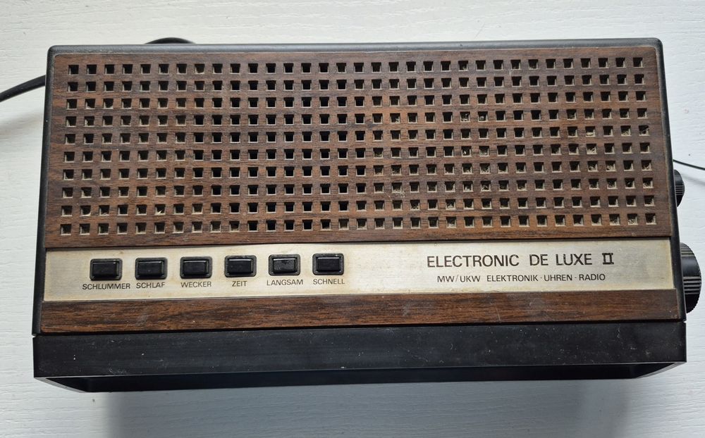 Radio budzik do regeneracji.