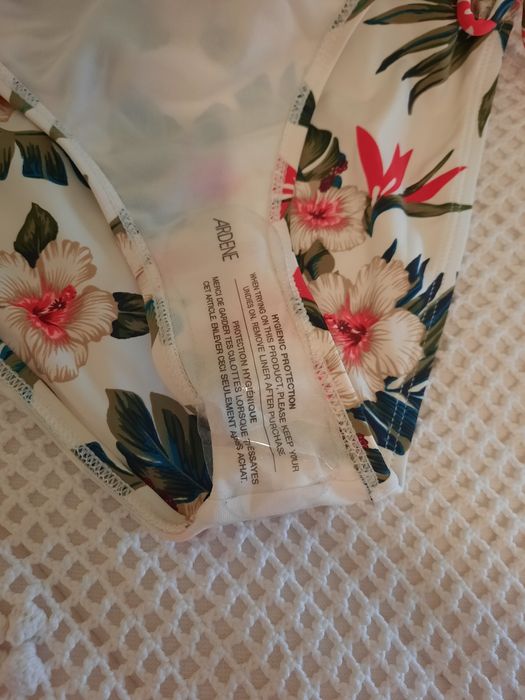 Vendo biquíni estampado e branco