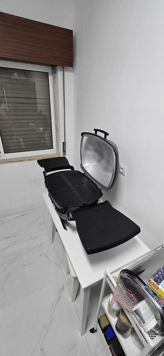 Churrasqueira Weber Q2400 elétrica, com mesa suporte e apoios laterais