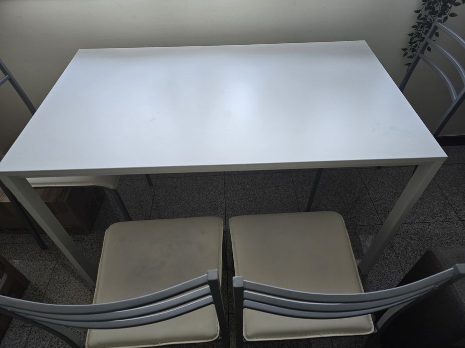 Mesa de jantar e 4 cadeiras
