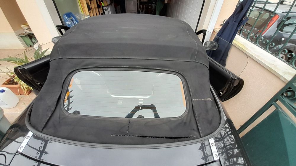 Capota Lona MX5 rasgada, estrutura funcional.