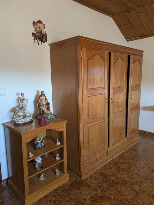 Mobília de Quarto de Casal em Pinho Maciço – Excelente Estado