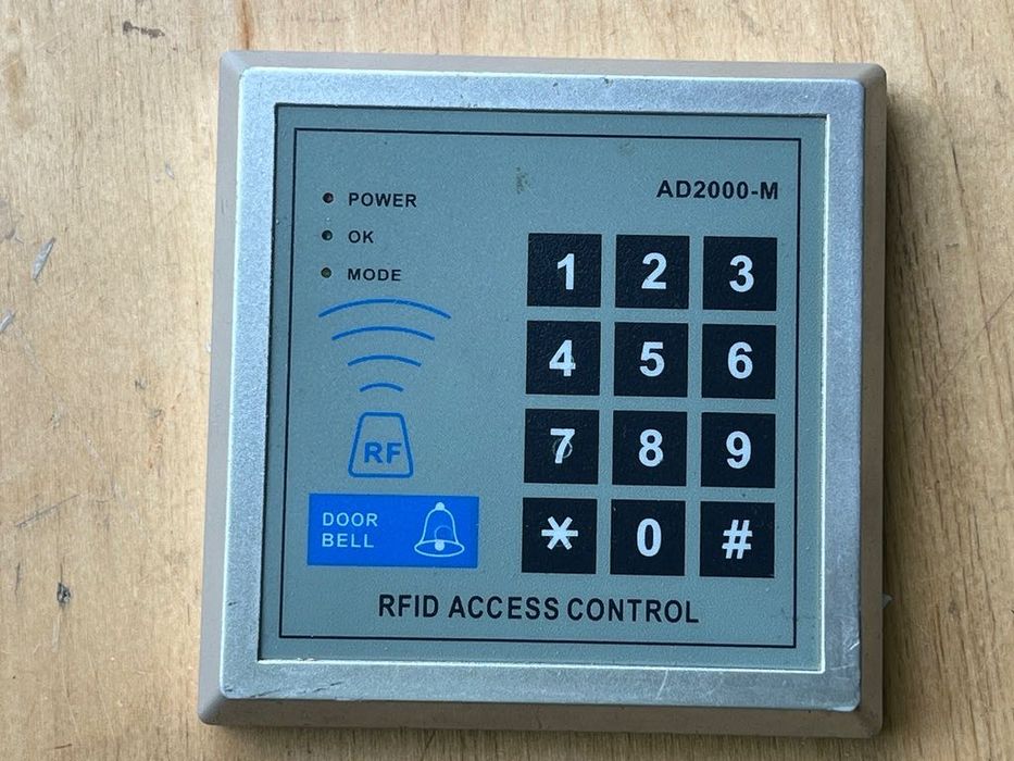 Teclados de controlo de acessos RFID / Código