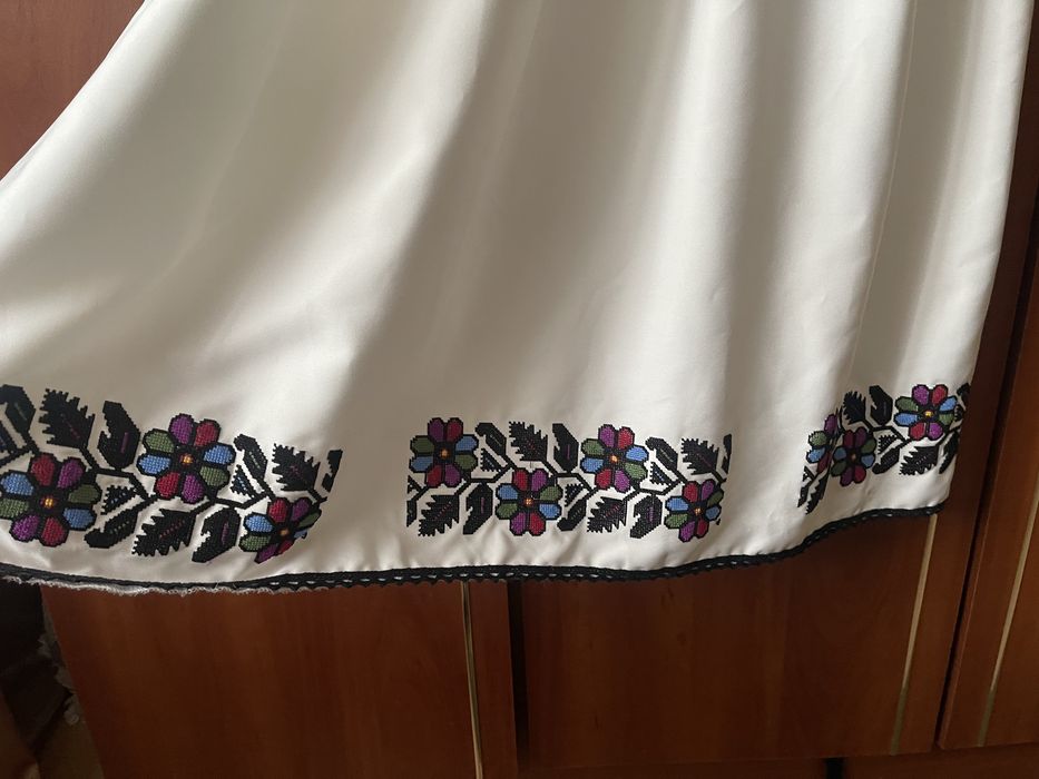 Вишита сукня з обємними рукавами