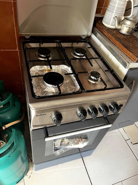 Fogão a gás para venda. Aproximadamente um ano de uso. Quase sem uso. Preço negociável. Levantamento no centro de Castelo Branco. Envie mensagem.