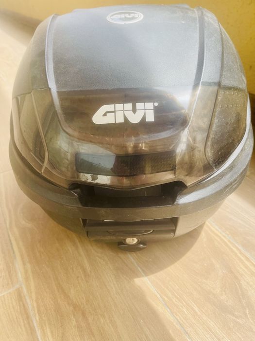 Top case givi com encosto pendura e base 30 litros