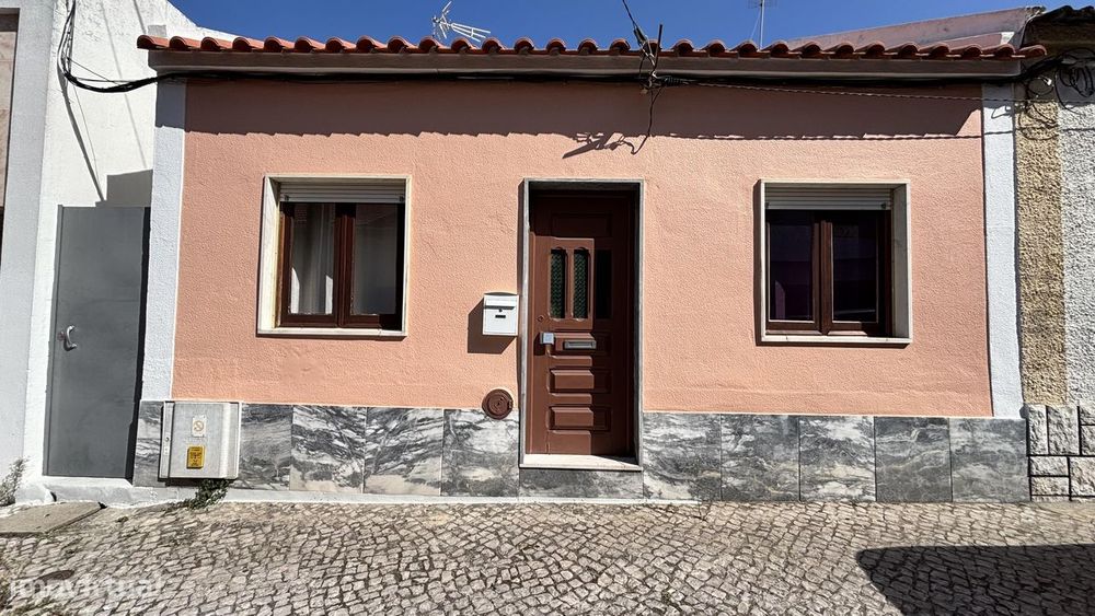 Moradia T3 geminada com logradouro em Pinhal Novo - Sul