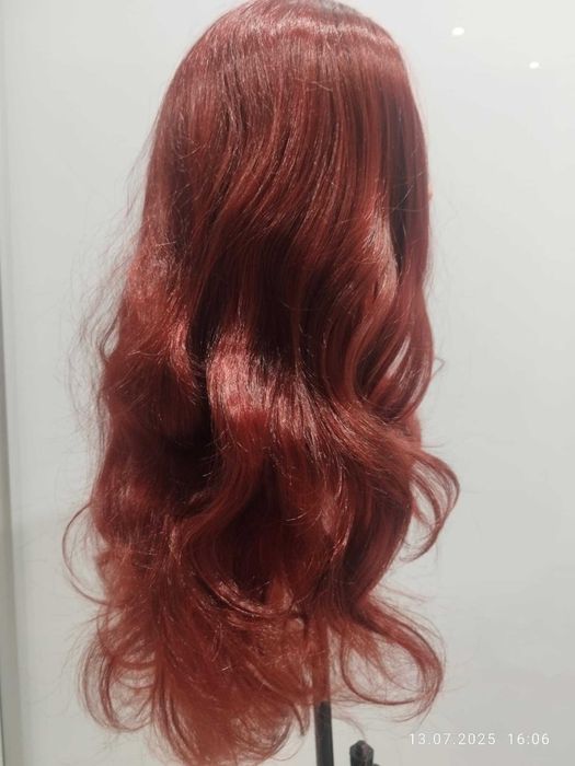 Peruka . Włosy długie ok 70 cm . Cieniowane delikatnie falowane