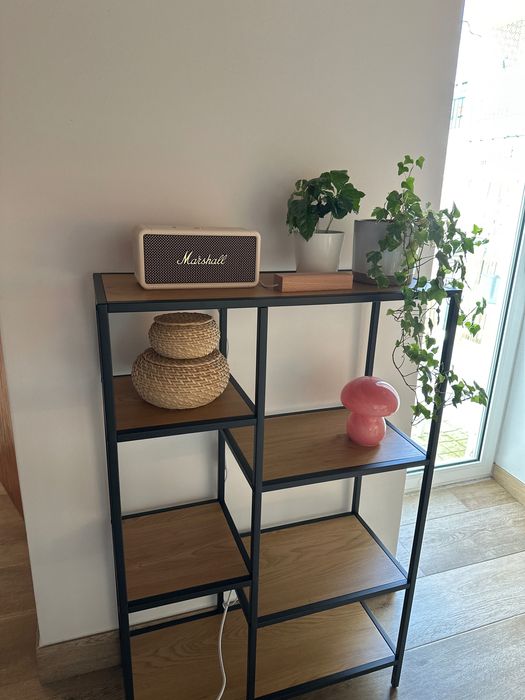 Estante madeira e preta