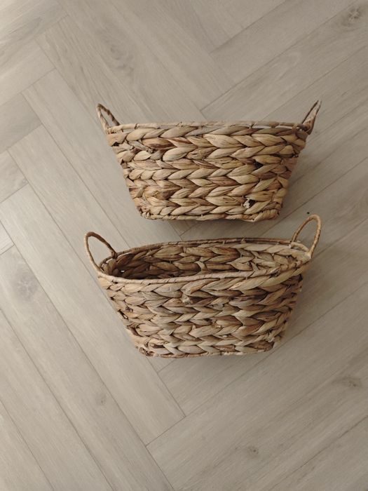 Zestaw 2 owalnych plecionych koszyków.
