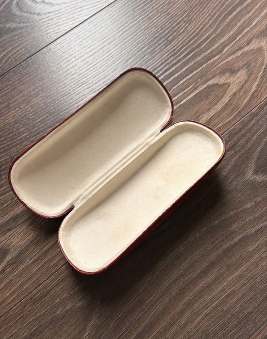 Czerwone etui na okulary