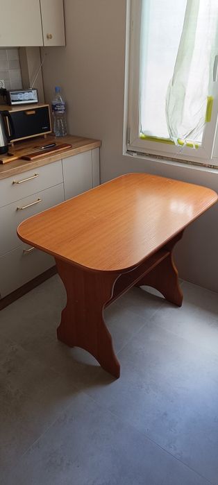 Stół , stolik kuchenny .
