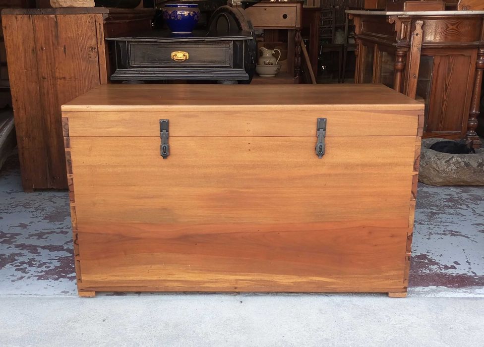 Antiga arca/baú em madeira exótica