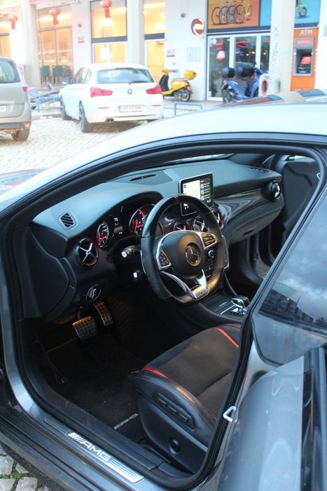 Carrinha Mercedes-Benz CLA 45 AMG S cinza