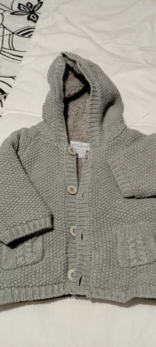 Casaco de lã com capuz e forrado a pêlo