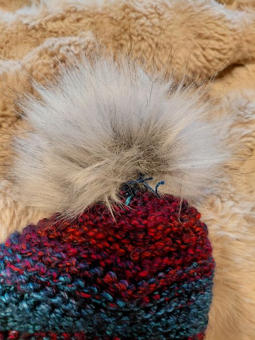 Ręcznie robiona czapka z pomponem i z napisem Babcia mi zrobiła