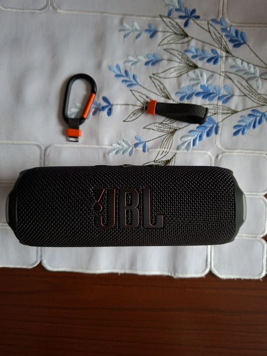 Głośniki JBL Flip 7 w kolorze czarnym z czerwonym logo.