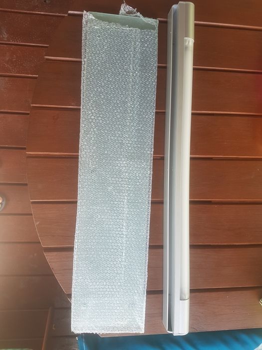 Lampa świetlówka z panelem szklanym