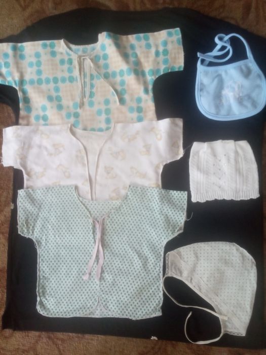 Детские вещи для малыша и два горшочка