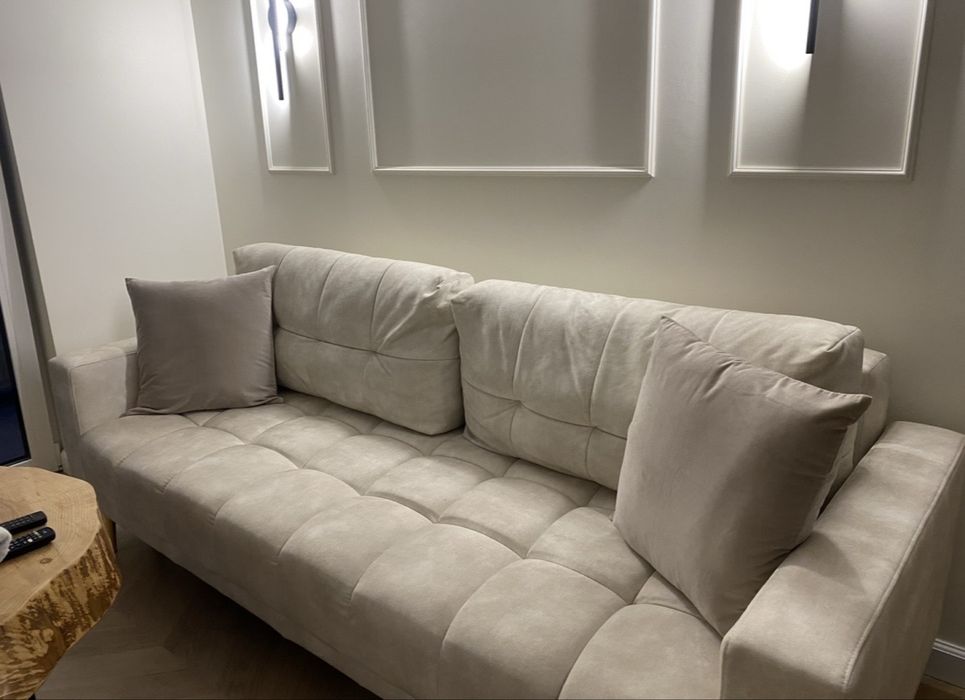 Bezowa sofa welurowa