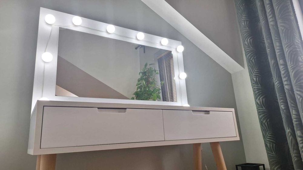 Stylowa toaletka z lustrem i podświetleniem