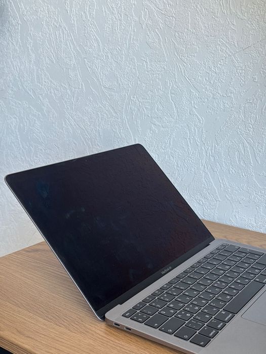 MacBook Air 13" 2019 Retina / Intel i5 / 8GB