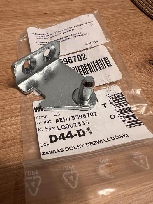 Zawias dolny lodowka LG, prawy