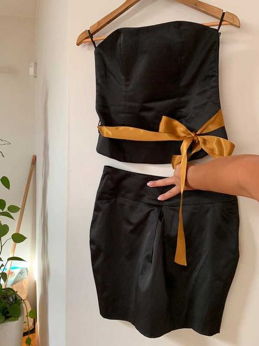 Conjunto Top e mini-saia em cetim preto com laço dourado de festa