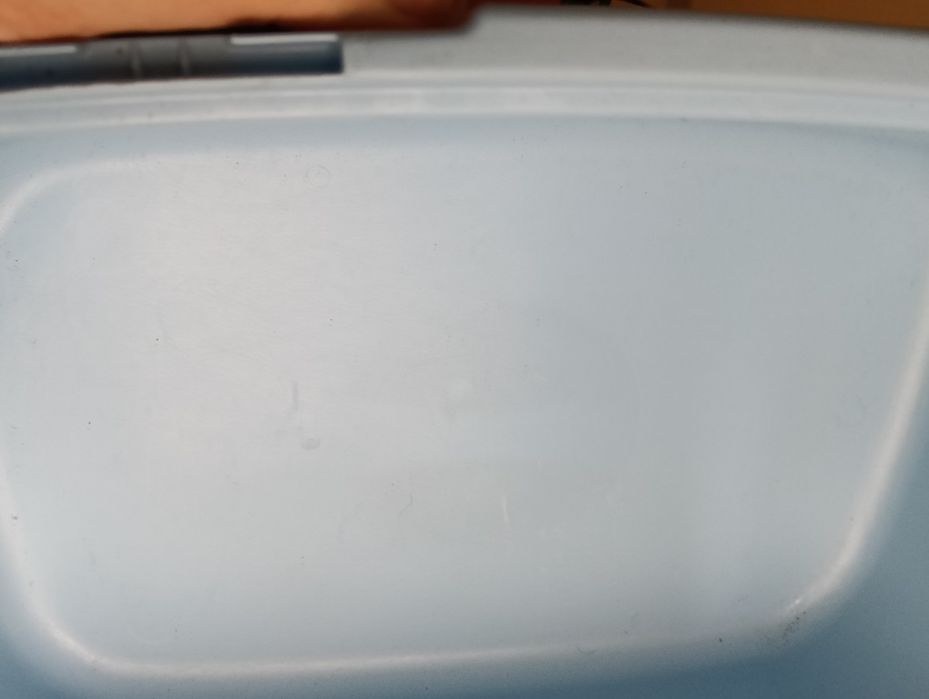 Caixa fechada de areia para gato grande