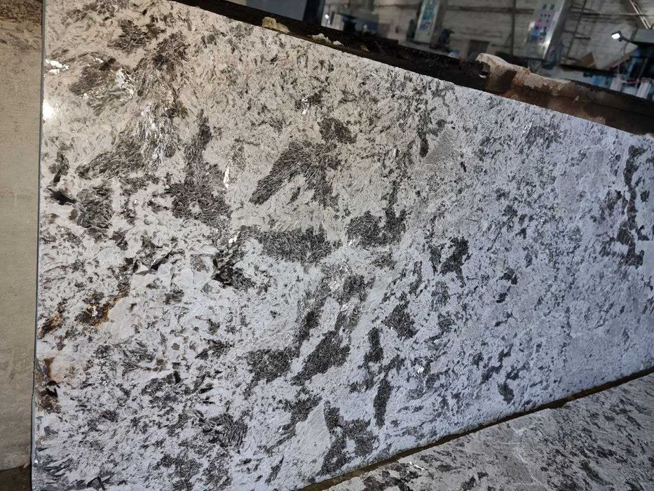Граніт Aspen White в блоках.