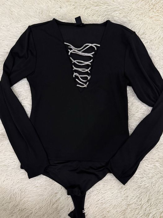 Чорний божі з красивим декольте