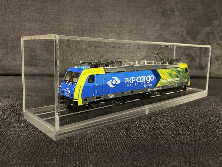 Lokomotywa EU43-001 PKP Cargo H0 w gablocie