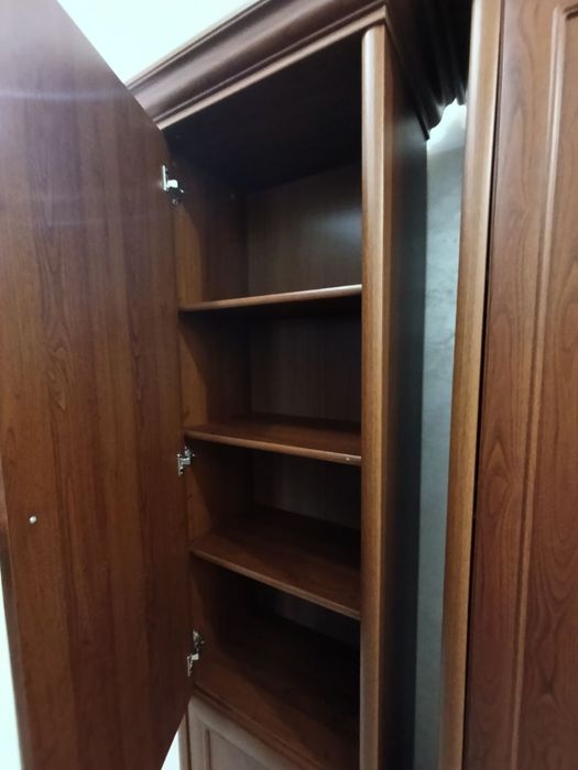 Шафи в коридор або кімнату