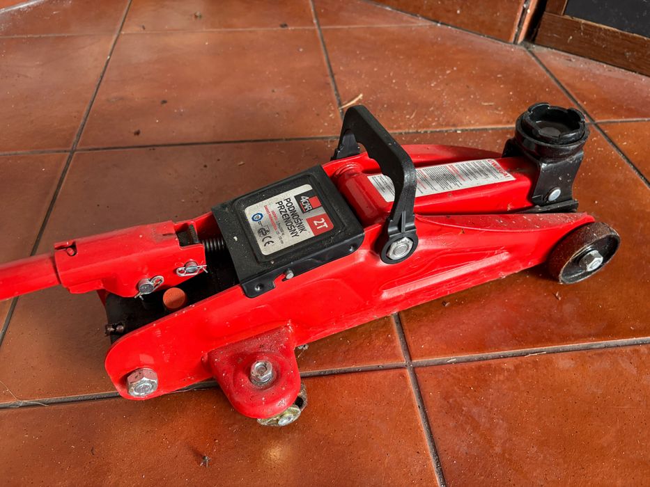 Podnośnik do aut do 2 ton. Hydrauliczny.
