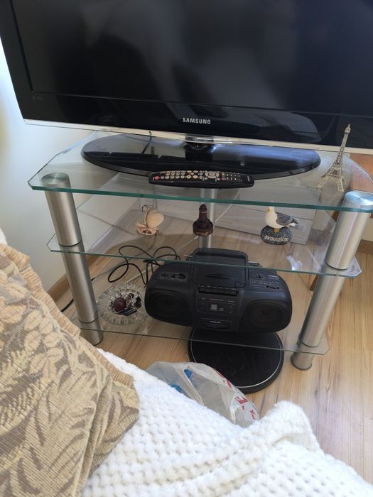 Stolik szklany pod telewizor