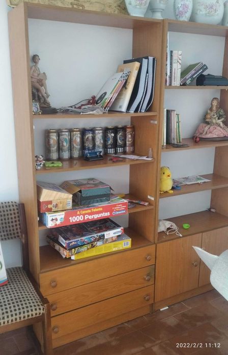 Duas estantes de madeira