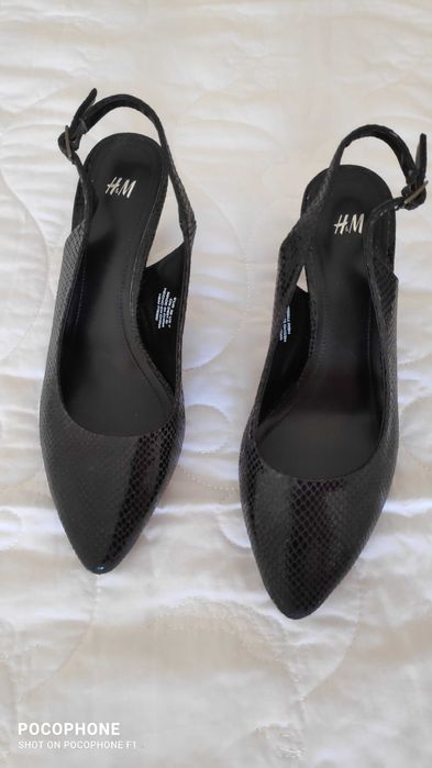 Sapatos pretos de salto marca H&M