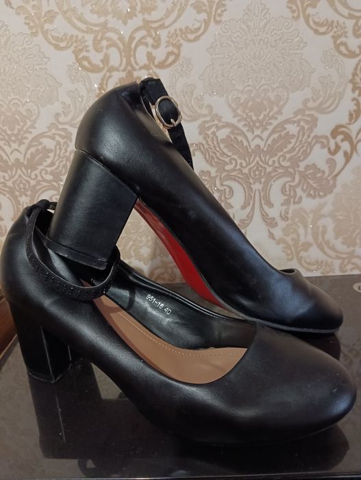 Продам туфлі жіночі чорного кольору.