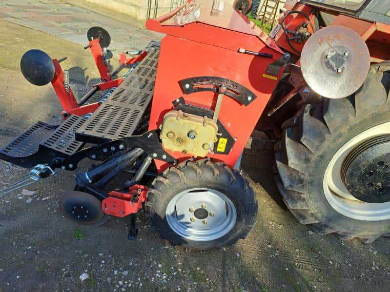 Siewnik zbożowy stopkowy